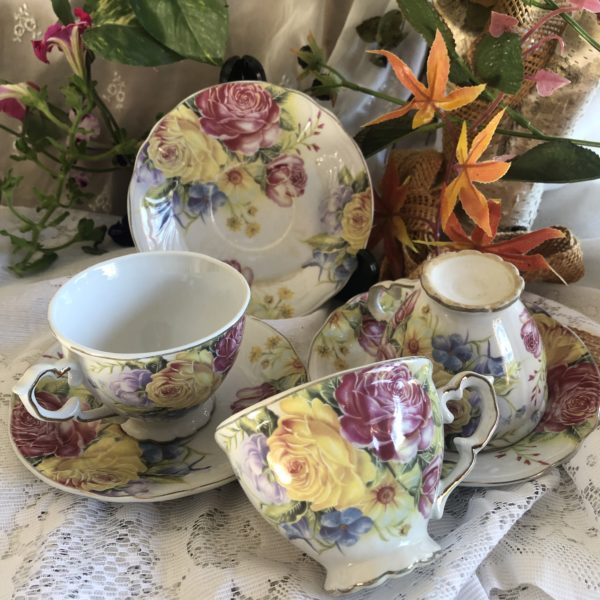 Tasses avec sous tasses en porcelaine décor fleurs