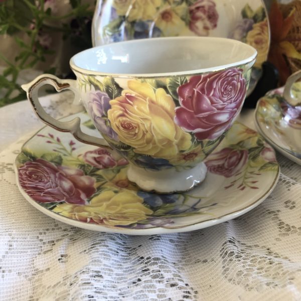 Tasses avec sous tasses en porcelaine décor fleurs – Image 4