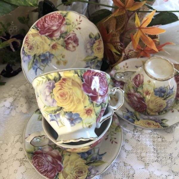 Tasses avec sous tasses en porcelaine décor fleurs – Image 3