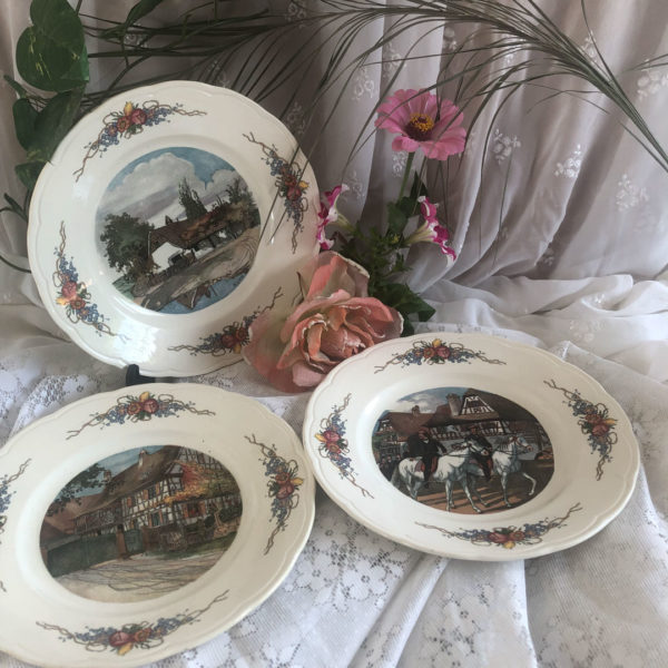 Assiettes plates Sarreguemines Obernai 4 fleurs. Service Henri Loux. Ce modèle à 4 fleurs est plus rare et plus ancien produit entre 1920 et 1939.