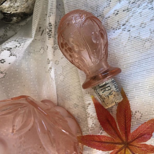 Carafe en verre rose motifs raisins – Image 3