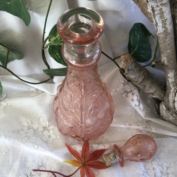 Carafe en verre rose motifs raisins – Image 2