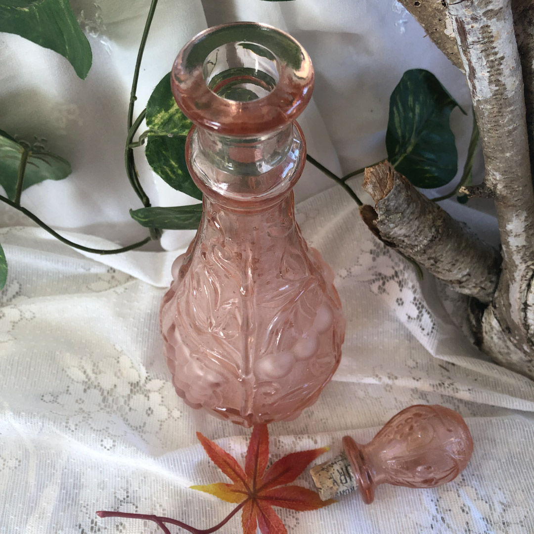 Carafe en verre rose motifs raisins