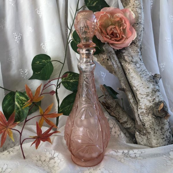 Carafe en verre rose motifs raisins