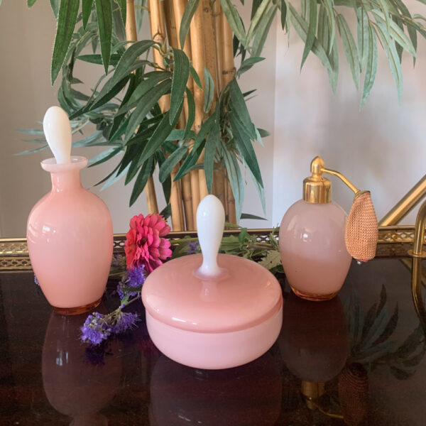 ensemble de pots de salle de bains en opaline rose