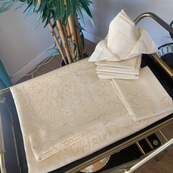 Nappe dentelle ovale et serviettes