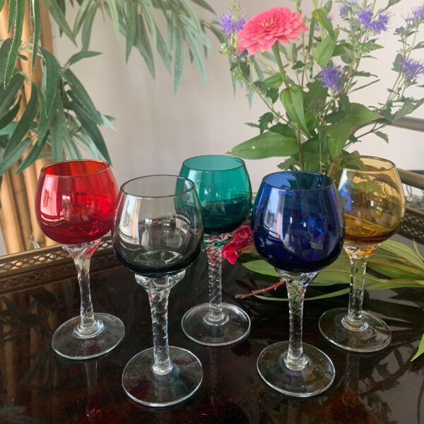 verres a pieds multicolores