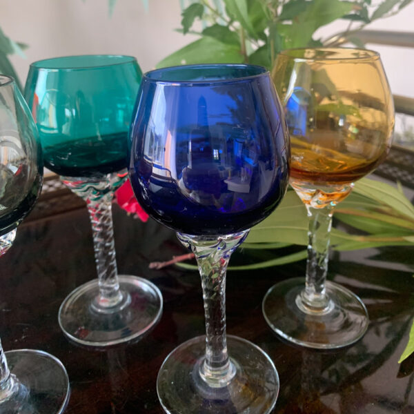 Verres à pied multicolores – Image 2