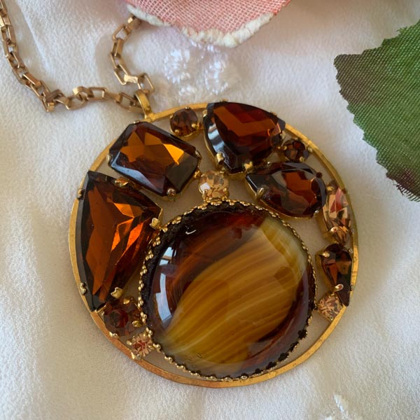 Pendentif en verre ambre