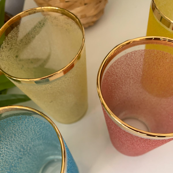 Verres a orangeade en couleur effet granité. Années 60