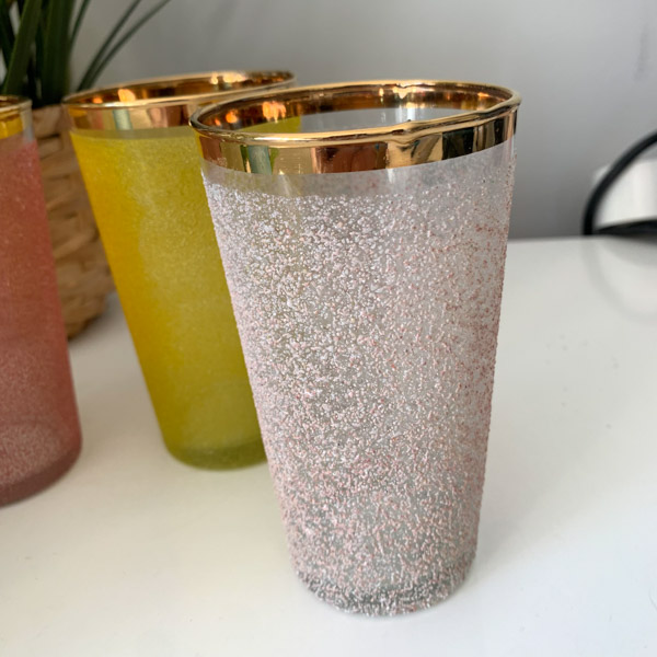 Verres a orangeade en couleur effet granité. Années 60