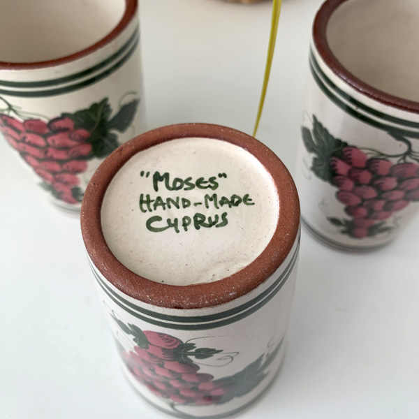 Verres gobelet en céramique Moses Cyprus décor raisins