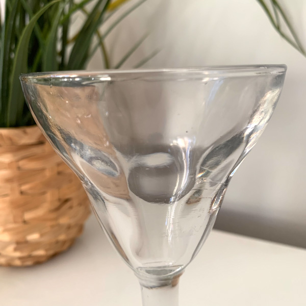 Anciens verres bistrot sur pied en verre bullé