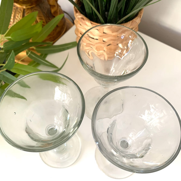 Anciens verres bistrot sur pied en verre bullé