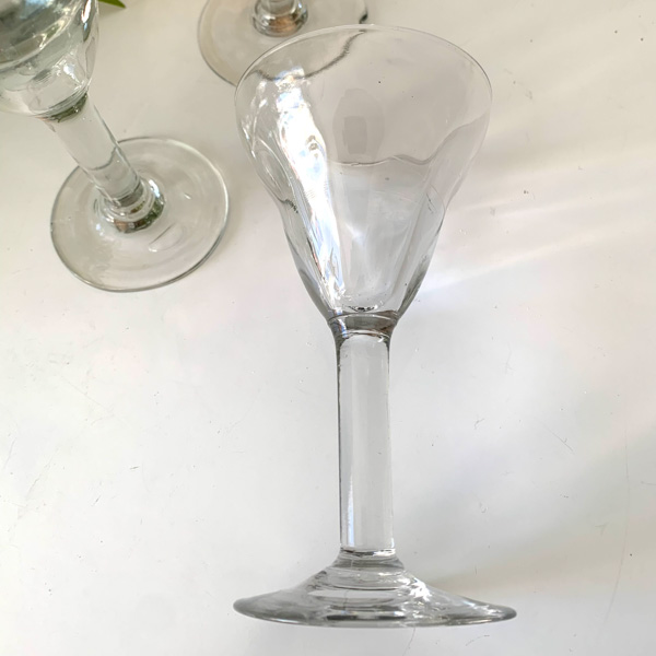 Anciens verres bistrot sur pied en verre bullé